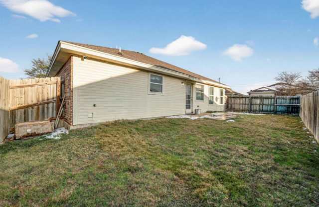 Beautiful 3BD Home on Corner Lot with Fenced Yard & 2-Car Garage in Sonterra