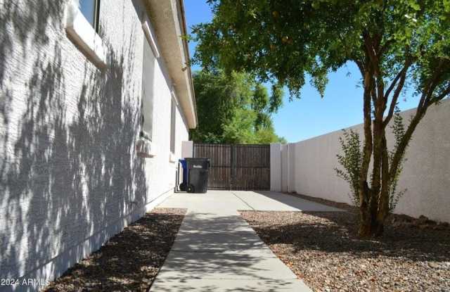 4132 E CARRIAGE Court