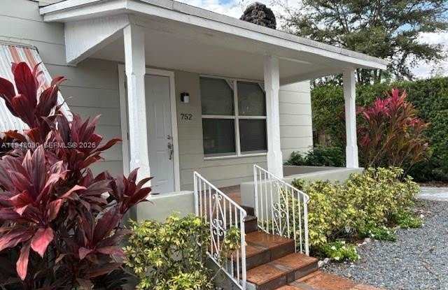 752 NW 24th Ct