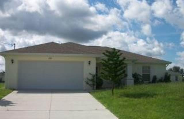 3/2/2 plus Den ** Single Family Home Available in Lehigh Acres**