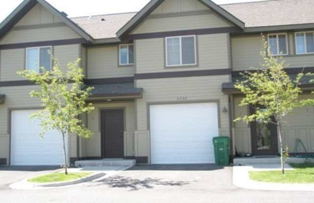 3 Bedroom, 2.5 Bathroom Townhouse with Fireplace