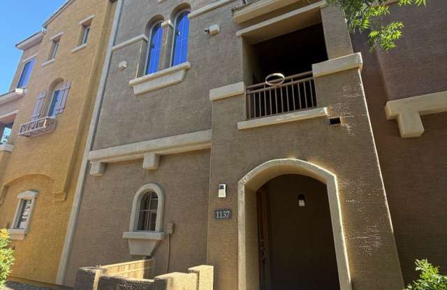 beautiful 2 bed, 2.5 bath condominium in the elegant Via De Cielo gated community in Chandler!