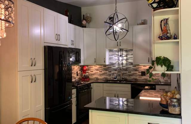 Ideal  Updated! 2 Bed / 2 Bath TwinHome!