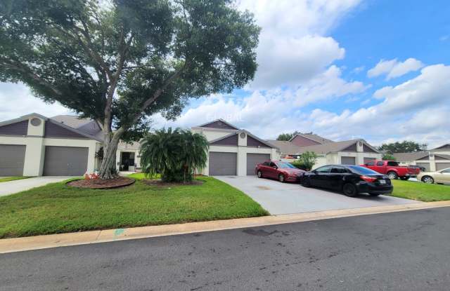 Spacious 3-Bed Townhome with 1st-Floor Main Bedroom within Lakepoint in Kissimmee