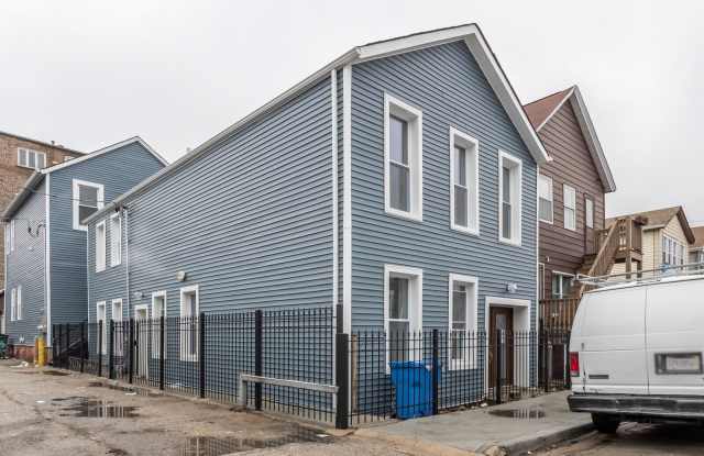 Photo of 1013 W 18th Place unit: 2R