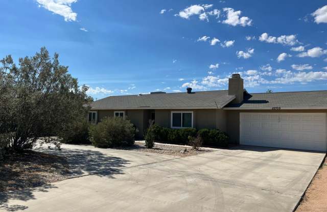 4 bedroom 2bathroom Home Available now! Apple Valley