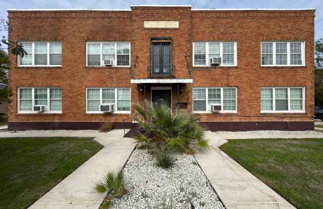 1409 West Woodlawn Avenue