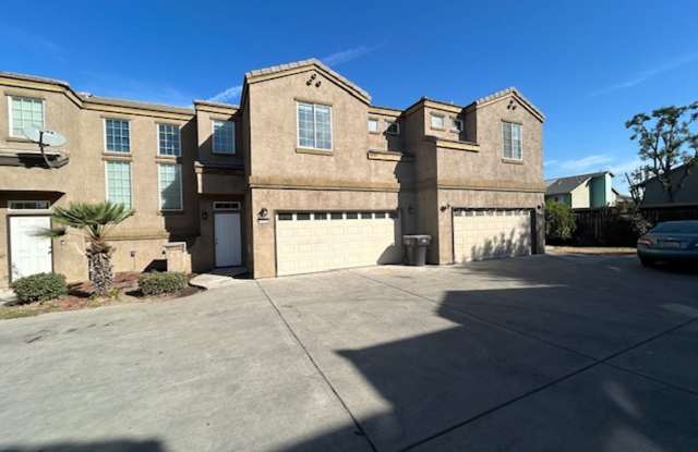 2-story renovated condo ** MOVE IN SPECIAL; $500.00 OFF FIRST MONTH OFF**