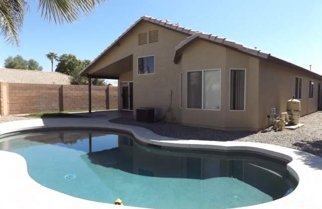AVAILABLE NOW WITH A PRIVATE POOL IN GREAT GILBERT LOCATION!!!!
