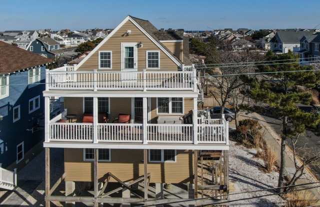 300 N Bayview Avenue N