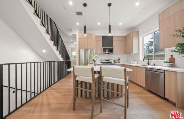 257 1/2 S Park View Street