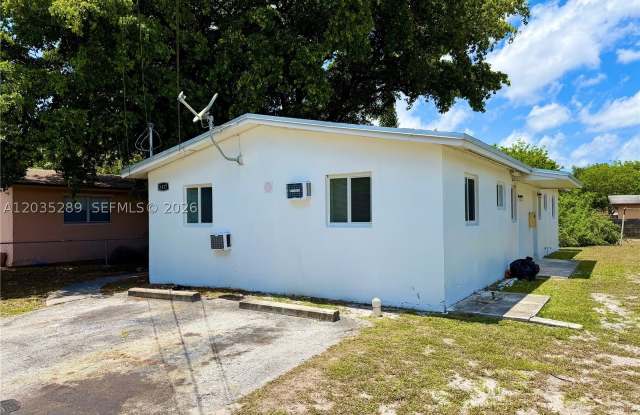 2417 NW 20th St