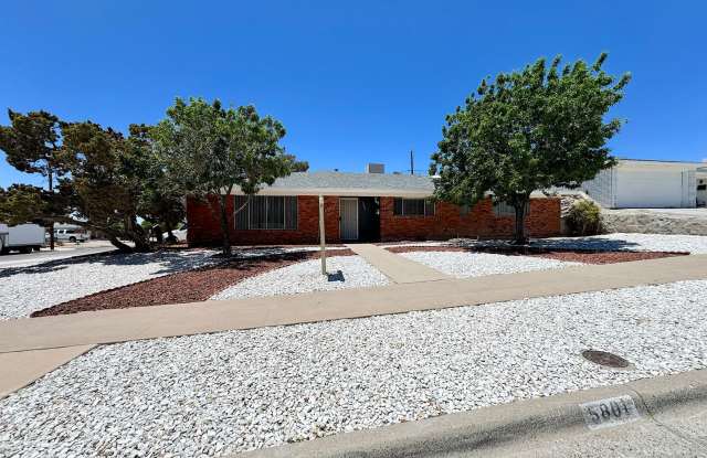 Photo of West El Paso REFRIG A/C 5bed/3bath + office and Mountain VIews!