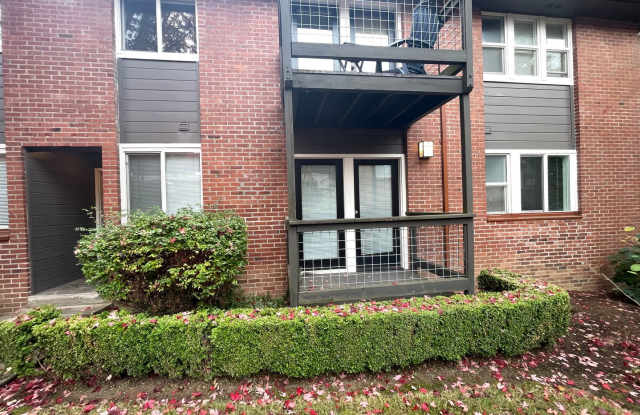 Price Reduced! Special = $600 off the first full month's rent plus additional construction rent credit offered during HOA project. Light and bright condo in convenient Lake Oswego Village