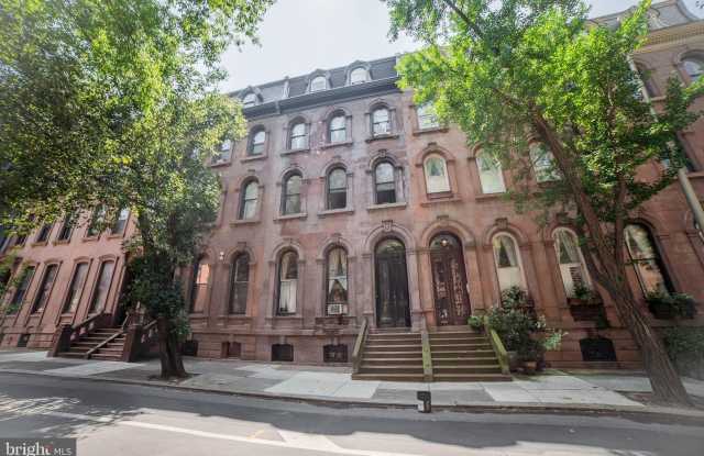 2008 SPRUCE Street unit: 3R