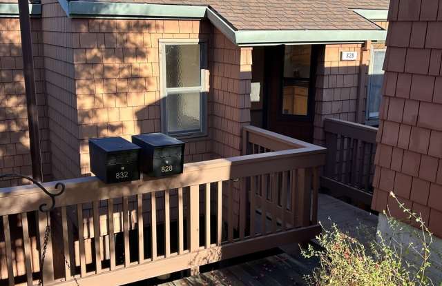 Lovely 3 bedroom, 2.5 Bath Townhome in Quiet Complex - 828 Arlene Way, Novato, CA 94947