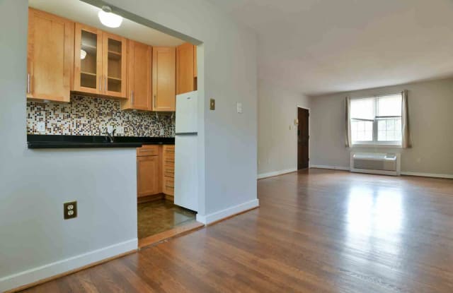 8 Ashby St Apt B - 8 Ashby Street, Alexandria, VA 22305