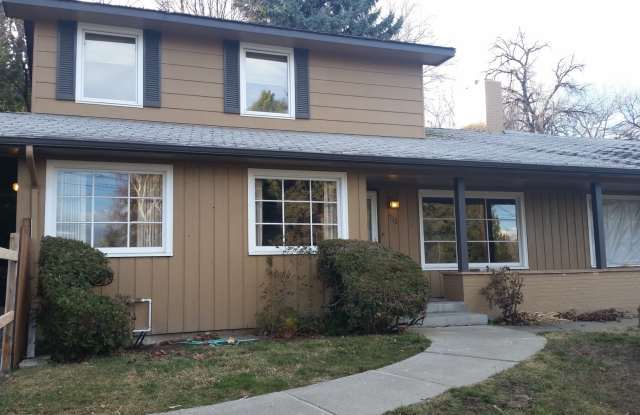 Occupied, do not disturb tenants. 1950's Craftsman 2br 2ba duplex on two levels, lawncare provided, w/d included