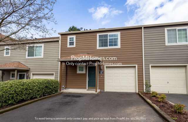 Cozy Two Bedroom Townhome in Tualatin! Updated Throughout!
