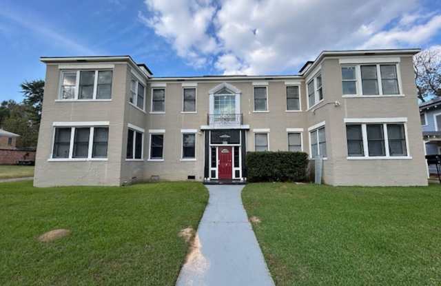 Move in Special!! 2 Bedroom 1 Bath Historical Highland Upstairs 4 Plex with Bonus Room!