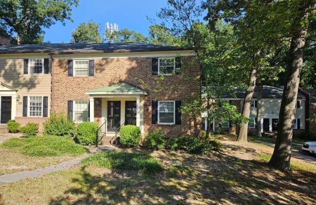 Lovely 3Br 1 1/2ba End-Unit Townhome in Pool Community! Water Included! Available Now!
