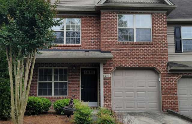 3 BR townhome in Jamestown!