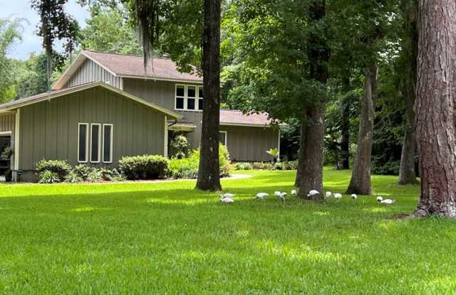 February Free with a 13-month lease. Highly Sought after Home in Buckingham East