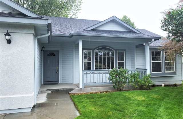 Great 3 bed 2 bath home in downtown Eagle.
