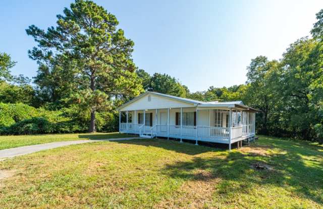 AVAILABLE NOW! Home for rent in Leeds AL! Close to shopping and food!