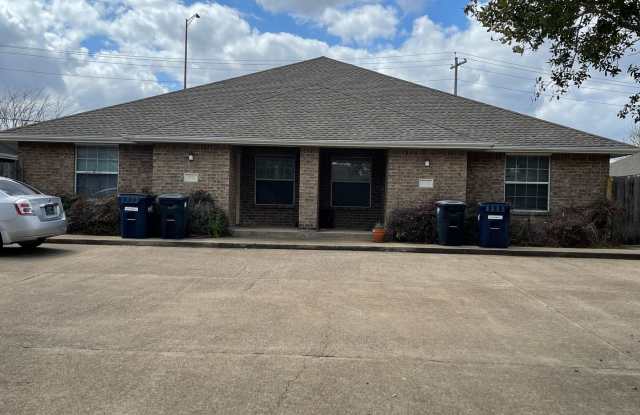 Photo of College Station - 3 Bedrooms / 3 bath Duplex on Oldenburg