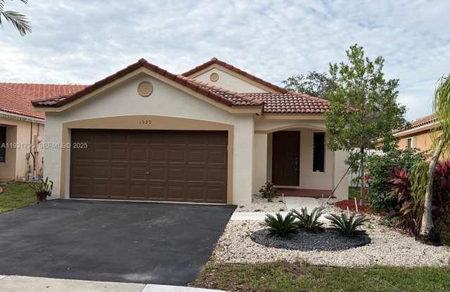 Photo of 1525 Estancia Cir