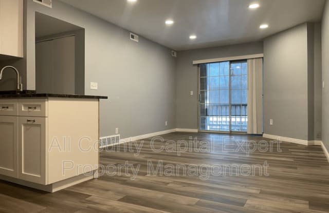 1222 E Waterside Cv