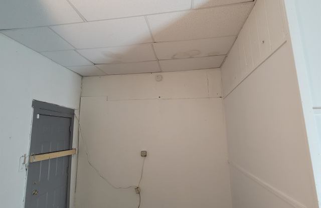 1709-1713 Clifford Ave - Store Front