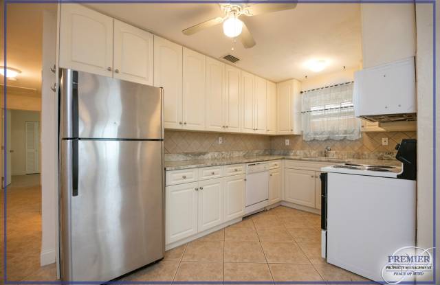 ***BIKE TO THE BEACH***NAPLES PARK**2BED/1BATH***NO HOA***PETS ALLOWED***