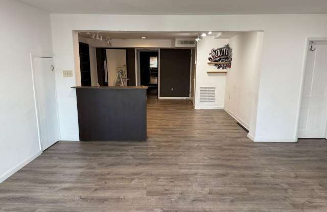 1850 E LINCOLN Highway