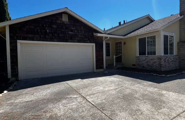 3 Bedroom/2 Bathroom Single Story Home In Desirable East Petaluma.