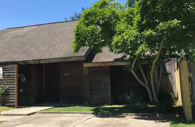 1BR Cedar Duplex Studio with Private Fenced Backyard. Waiting for you to make it your home.