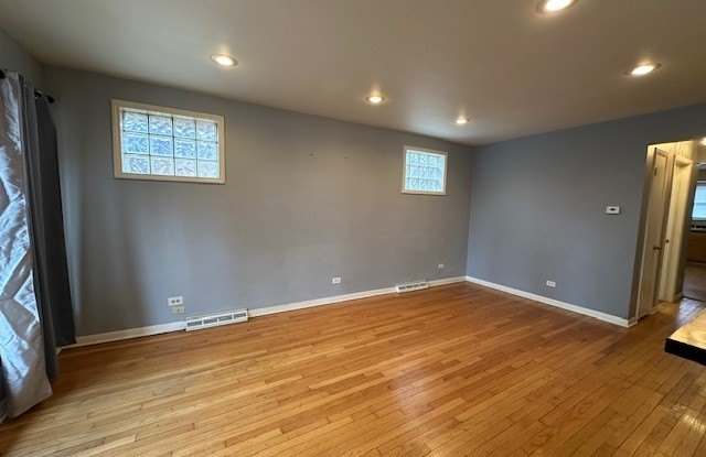 10342 S Oglesby Avenue