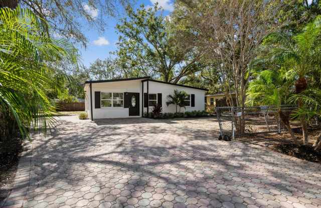 Modern Touches, Classic Charm—Your Bradenton Home Awaits