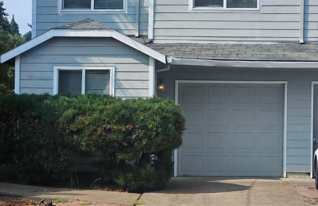 3 Bedroom, 1 1/2 bath townhouse in Hillsboro