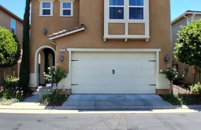 Well-maintained 3-bedroom, 3-bath home in Clovis, CA!