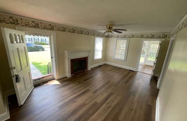 4 Bedroom 2 bath home with garage in beautiful downtown Graham!