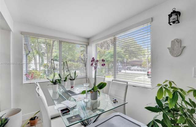 1548-1550 NE 131st Ln