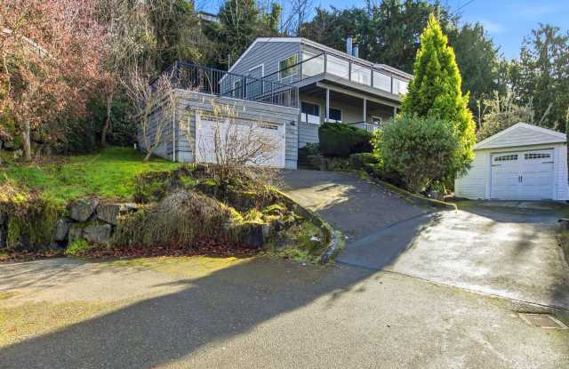Stunning Sound & Olympic Mountain View Home in North Admiral