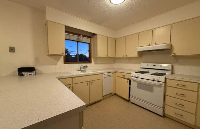 Upper unit duplex with views!