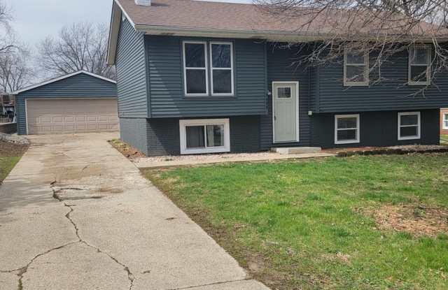 9480 Elmcrest Dr - 9480 Elmcrest Drive, Norwalk, IA 50211