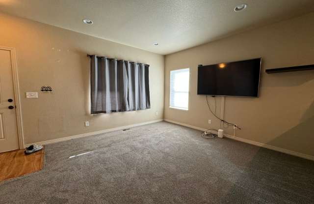 Beautiful 3 Bed 2 Bath home in Ridgen Farm.