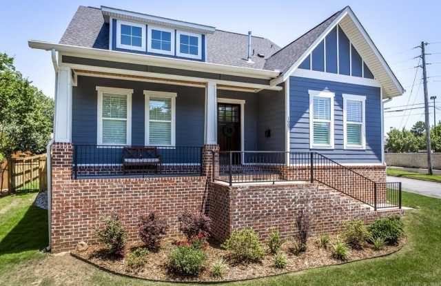 Photo of 1607 N University Avenue