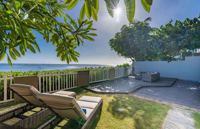 Wailupe Seaside Haven: Beachfront Luxury Home w/ Infinity Pool  City Proximity