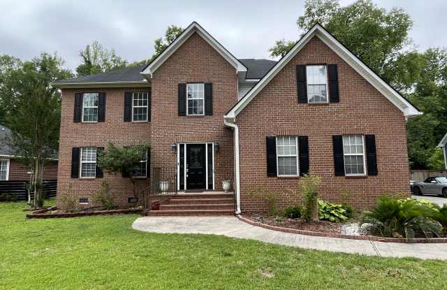 511 King Charles Cir